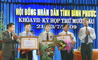 Ông Vũ Thành Nam Giám Đốc Sở Kế Hoạch và Đầu Tư Bình Phước đứng ở vị trí thứ 2 từ phải qua